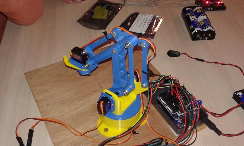 Bras robotisé programmé avec une carte Arduino