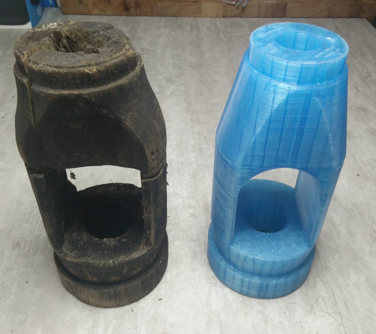 Reproduction d'un piston (en bleu) à coté de l'original (en bois)